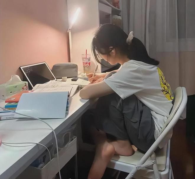 2023考研人数首降，女大学生宿舍无人考研，辅导员竟赞同