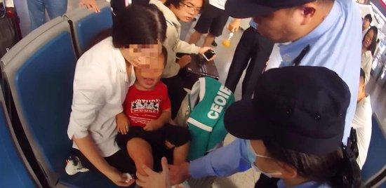 国庆假期上海两起幼童警情：腿卡座椅缝隙等险酿大祸