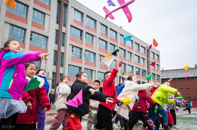 两位老师惩戒学生，处理结果为何大不同？