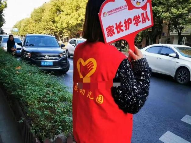 家长抱婴儿护学站岗，校方要直面问题而非矛盾转移｜封面评论_家长抱婴儿护学站岗，校方要直面问题而非矛盾转移｜封面评论_