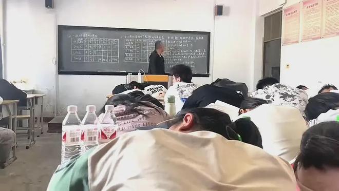 中学课堂上学生呼呼大睡 佛系教师做法引众人热议