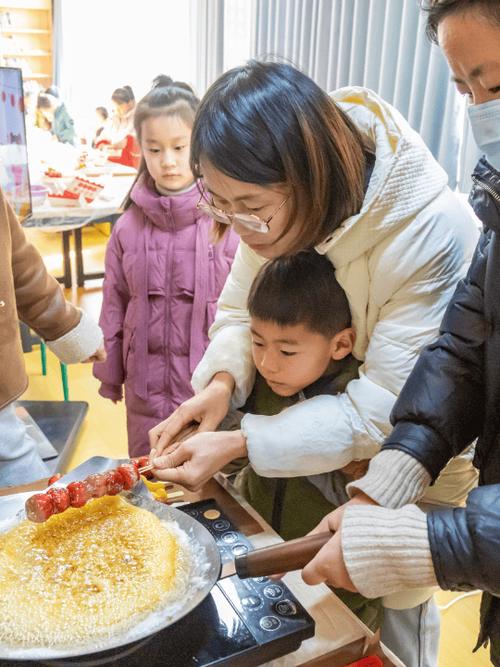 永嘉县瓯北中心小学刘莘婕做糖葫芦：体验亲手制作的乐趣