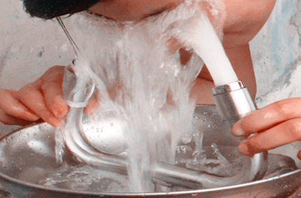 _眼睛被喷了清洁剂怎么办_眼睛不小心喷到药水怎么办