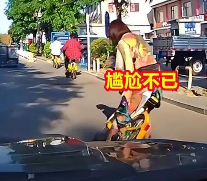 _沪上两起惊险事故曝光！警察蜀黍：第一次在大街上撕女孩子裙子_沪上两起惊险事故曝光！警察蜀黍：第一次在大街上撕女孩子裙子