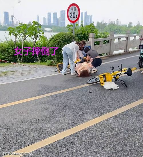 沪上两起惊险事故曝光！警察蜀黍：第一次在大街上撕女孩子裙子__沪上两起惊险事故曝光！警察蜀黍：第一次在大街上撕女孩子裙子